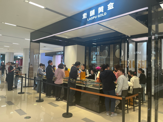 太火爆！实探老铺黄金涨价前夕：门店前排起长队！港股股价已暴涨近13倍  第3张